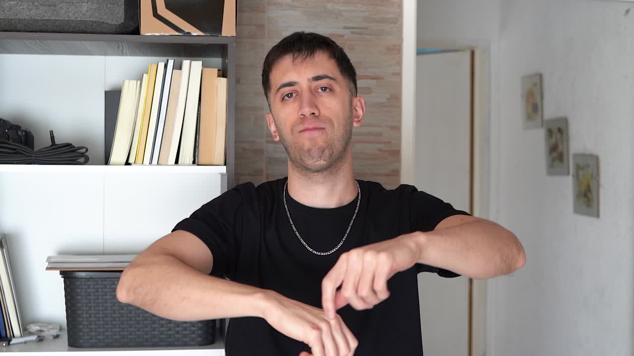 no está contento como el joven muestra su descontento con el pulgar hacia abajo gesto