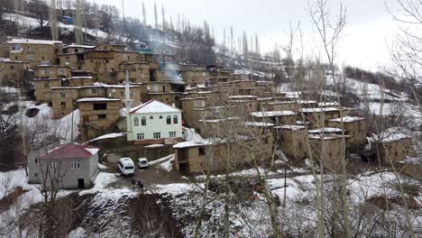 pueblo remoto en el este de turquía anatolia con casas de piedra, hizan, bitlis, turquía