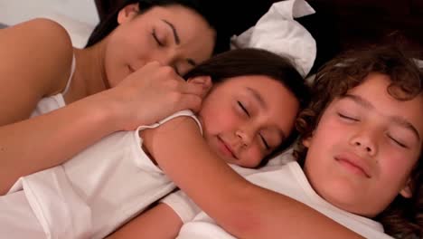 Familia-Feliz-Durmiendo-En-La-Cama