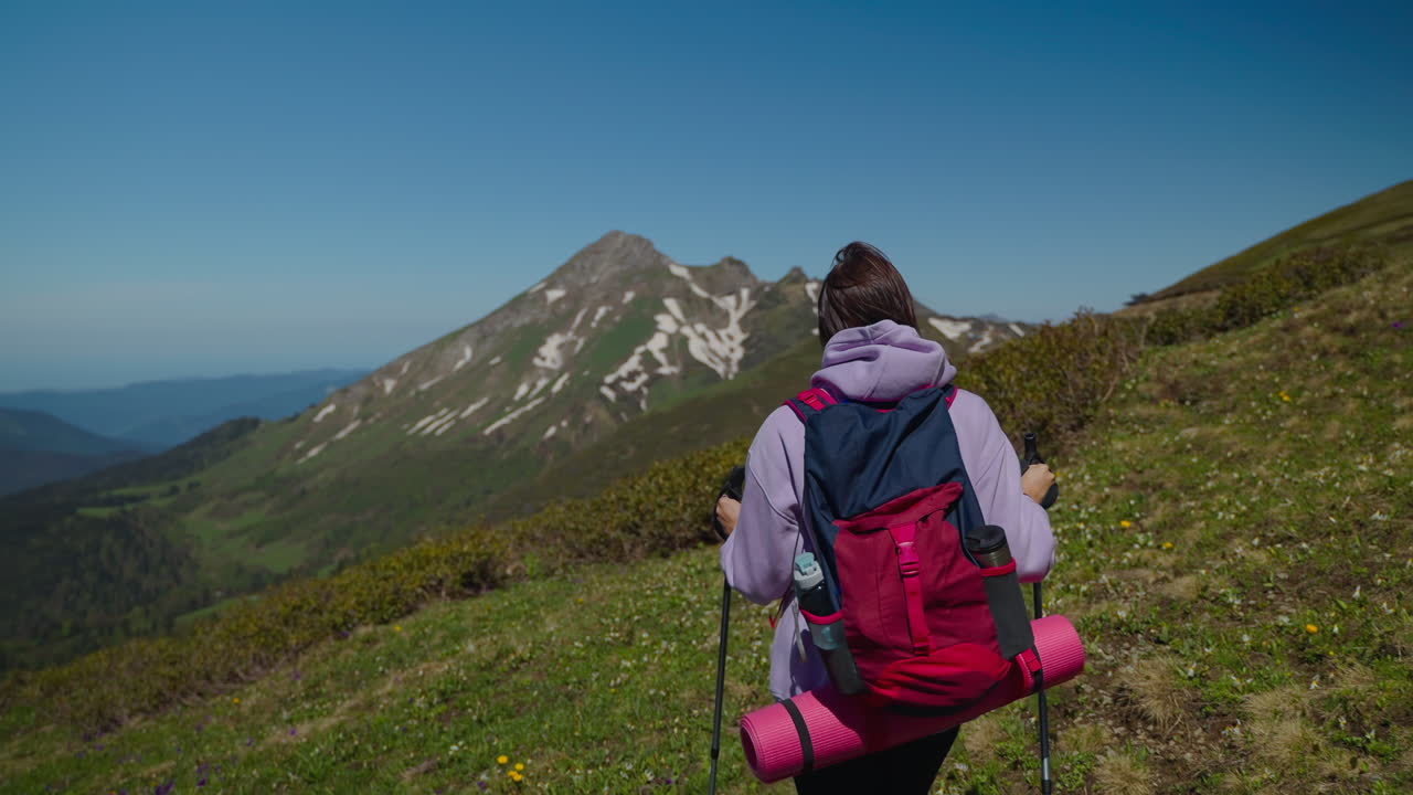 산에서 하이킹하는 여자