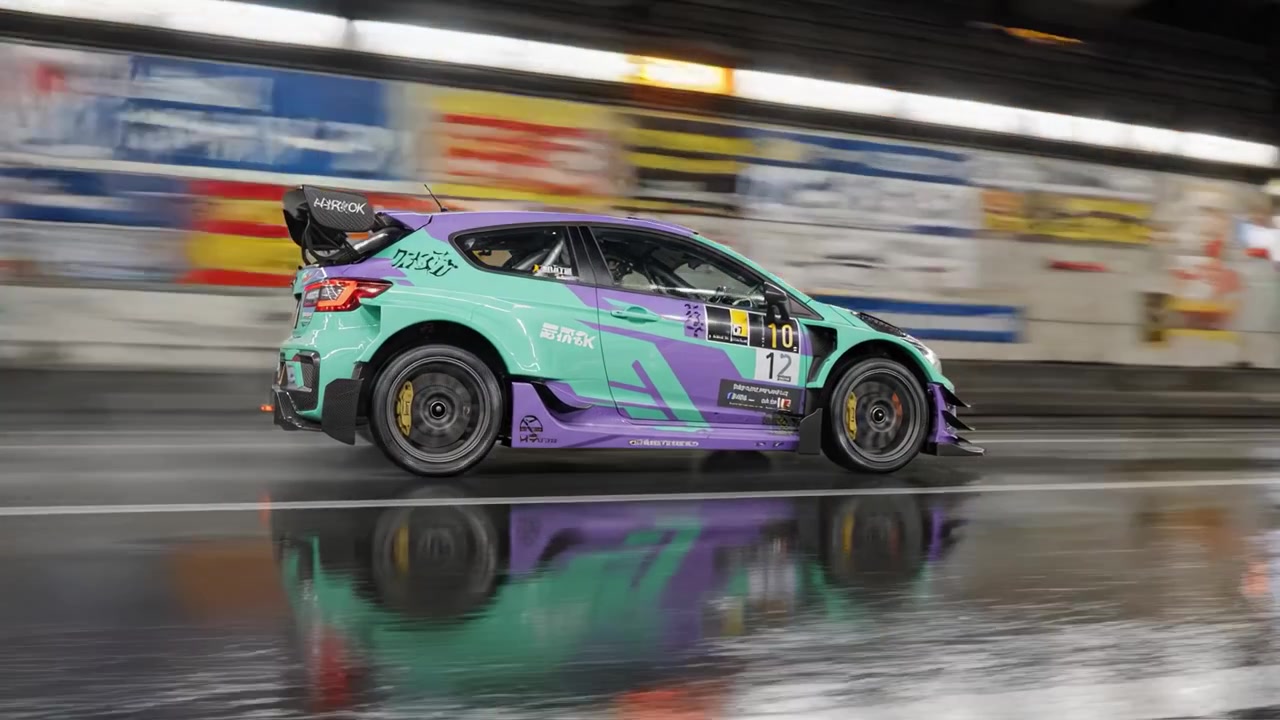 Dynamisk racerløbsscene med en levende bil, der suser gennem en våd tunnel, der fremviser bevægelsesslør og refleksion, og fremhæver spændingen ved motorsport