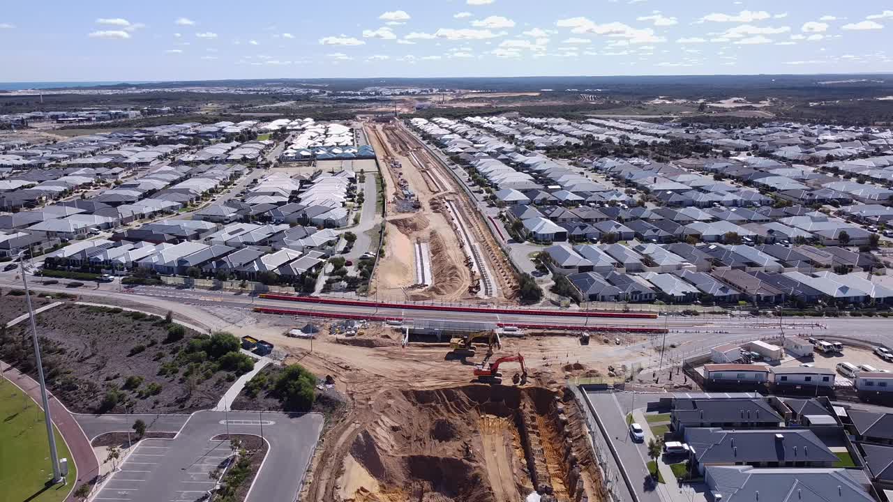 vista sobre las obras de extensión ferroviaria de yanchep en el paseo marítimo de santorini, butler