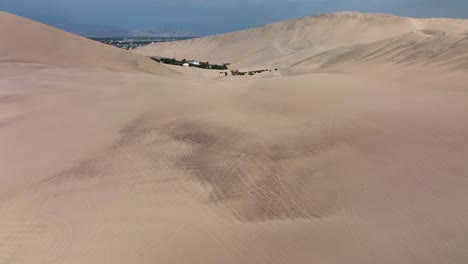 Dune-buggies-in-Huacachina,-Peru-desert