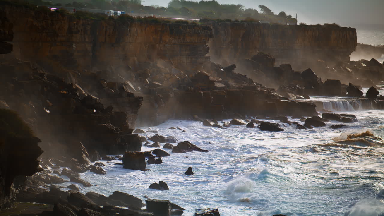 el mar tormentoso lava la costa rocosa en un día aburrido. las olas espumosas golpean la costa salvaje.