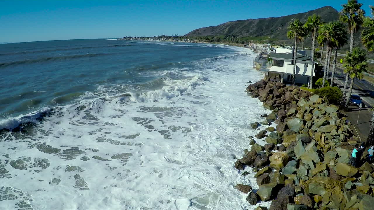 큰 폭풍 동안 캘리포니아 해안에 충돌하는 파도 위의 안테나 5