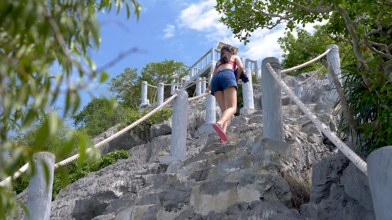 mujer subiendo a la montaña-senderismo hasta la cima, mu koh angthong-tailandia