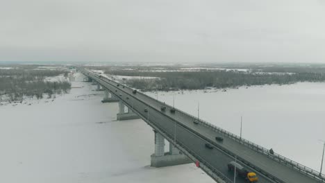 Flycam-Filmt-Sich-Schnell-Bewegende-Transportmittel,-Die-über-Eine-Breite-Brücke-Fahren