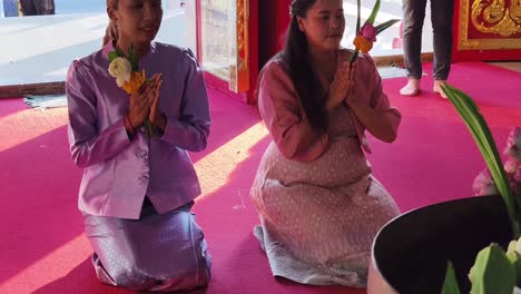 women praying in a thai temple