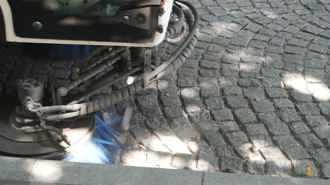 la máquina de limpieza de calles limpia la calle de adoquines