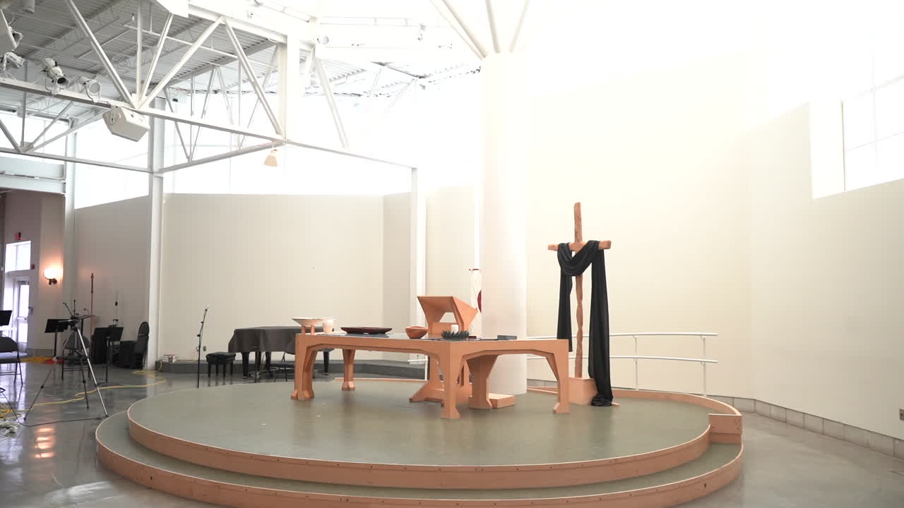 강단과 십자가, 친교 테이블이 있는 기독교 교회 성역