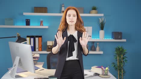 una mujer de negocios enfurecida enojándose, tratando de calmarse.