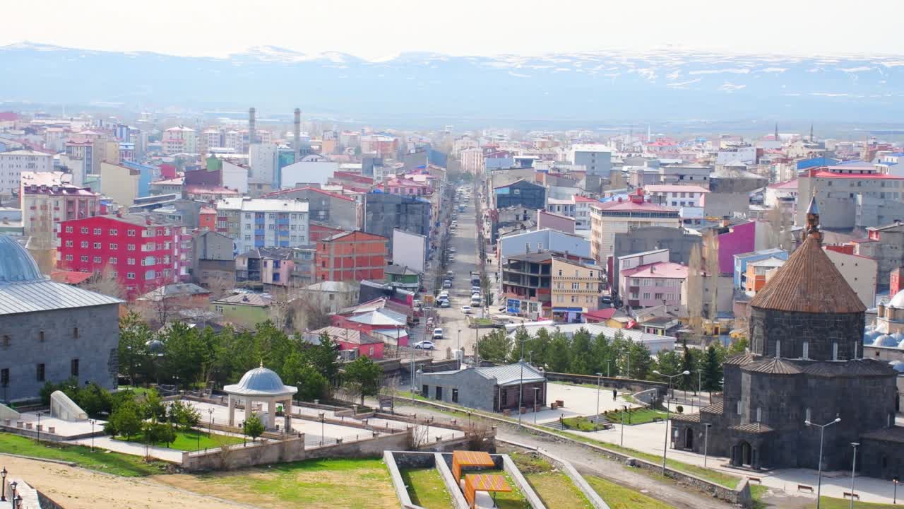 vista aérea de la mezquita de kars con panorama de la ciudad en el este de turquía