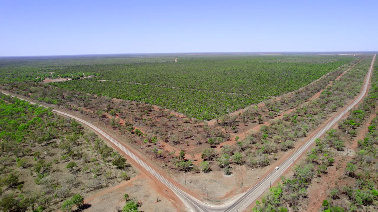disparo de drones de una intersección de carreteras rurales en el interior de australia