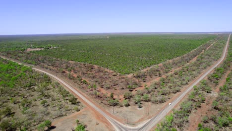 Toma-De-Drones-De-Una-Intersección-De-Carreteras-Rurales-En-El-Interior-De-Australia