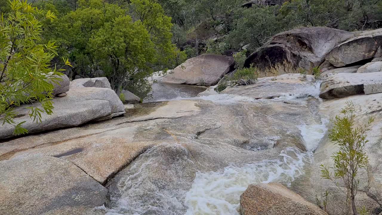 cascada de agua que fluye sobre las rocas en las cataratas de emerald creek