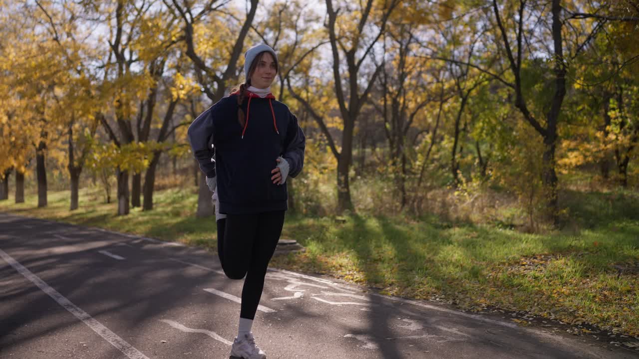 mujer estirándose en el parque de otoño
