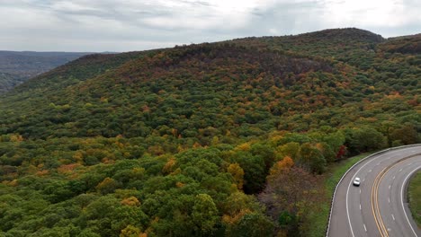 una vista aérea sobre las montañas en el norte del estado de nueva york durante los cambios de follaje de otoño