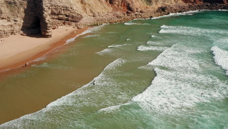 antena: surfistas en sagres durante un día soleado