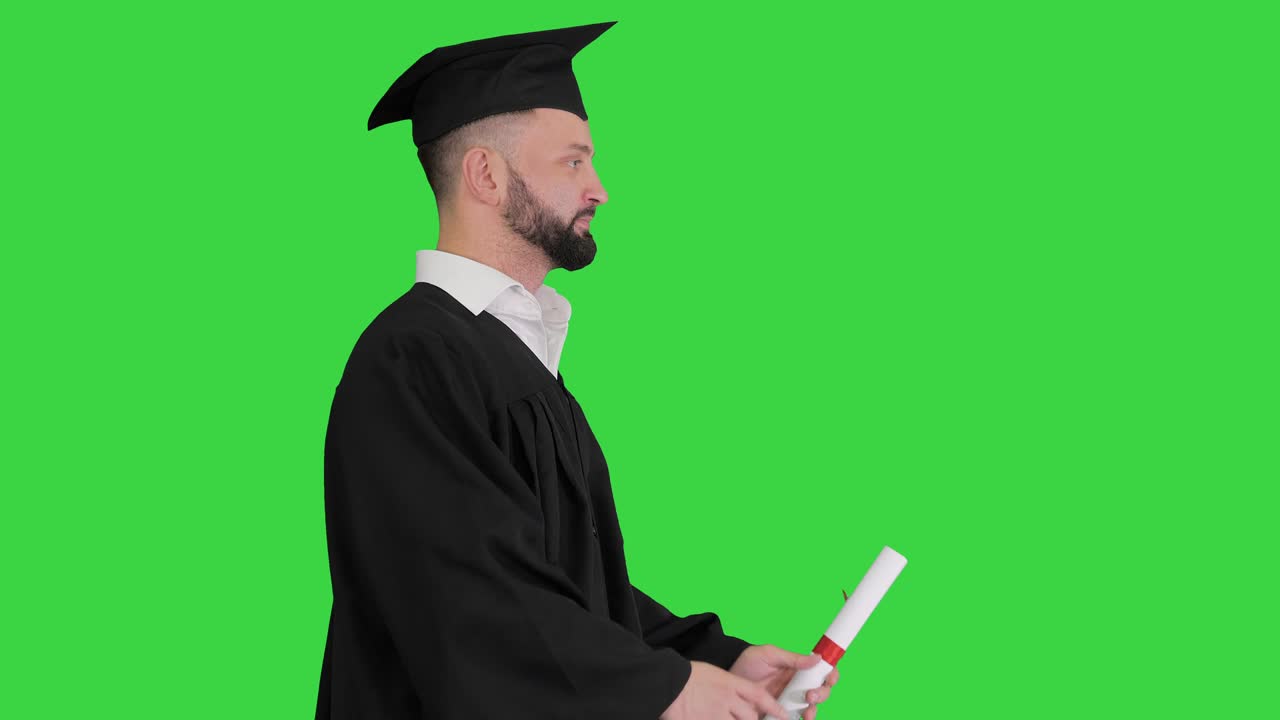 Studente laureato felice che cammina su schermo verde, Chroma Key