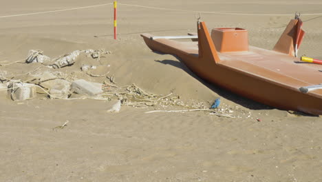 Basura-En-La-Playa-Cerca-Del-Viejo-Bote-Salvavidas