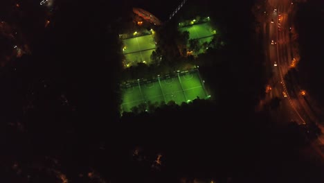 vista aérea nocturna de campos de fútbol iluminados