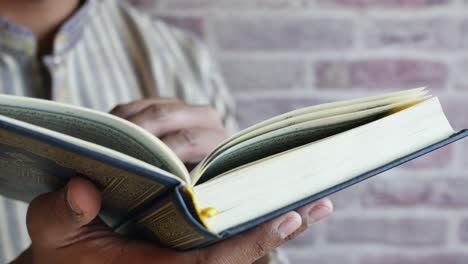 un hombre musulmán leyendo el corán