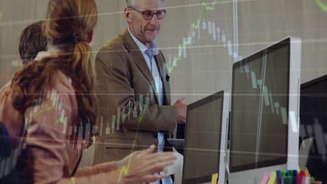 animación del procesamiento de datos financieros sobre diversas personas de negocios en la oficina