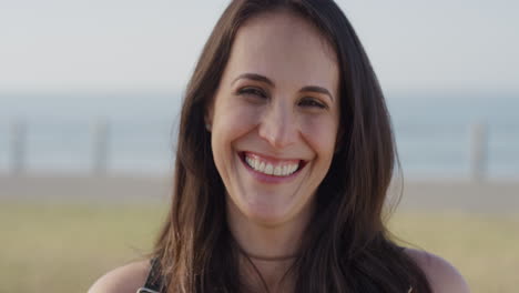 retrato de una mujer atractiva y madura riendo disfrutando de un cálido día de verano en la playa feliz independiente mujer en cámara lenta