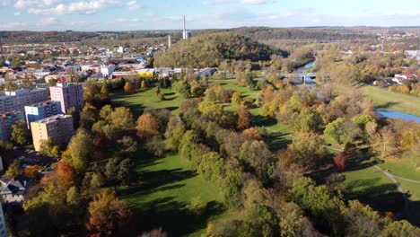 Herbstliche-Bäume-Entlang-Des-Flusses-Ostravice-Im-Komenskeho-Sady-Grove-Park-In-Ostrava,-Tschechische-Republik