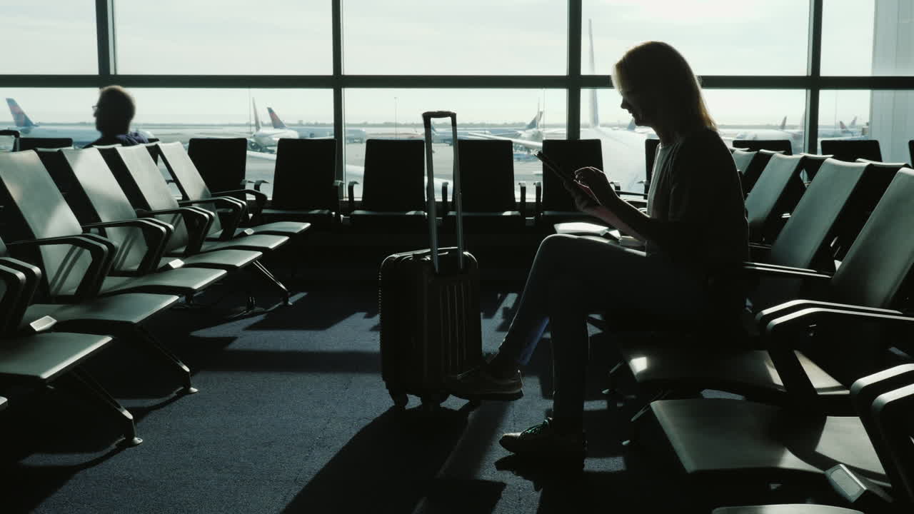 mujer de negocios usa tableta en la terminal del aeropuerto