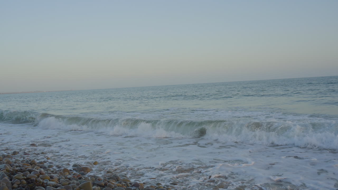 남부 캘리포니아에 위치한 벤투라 해변 태평양 연안을 따라 태평양 서핑의 패닝 샷