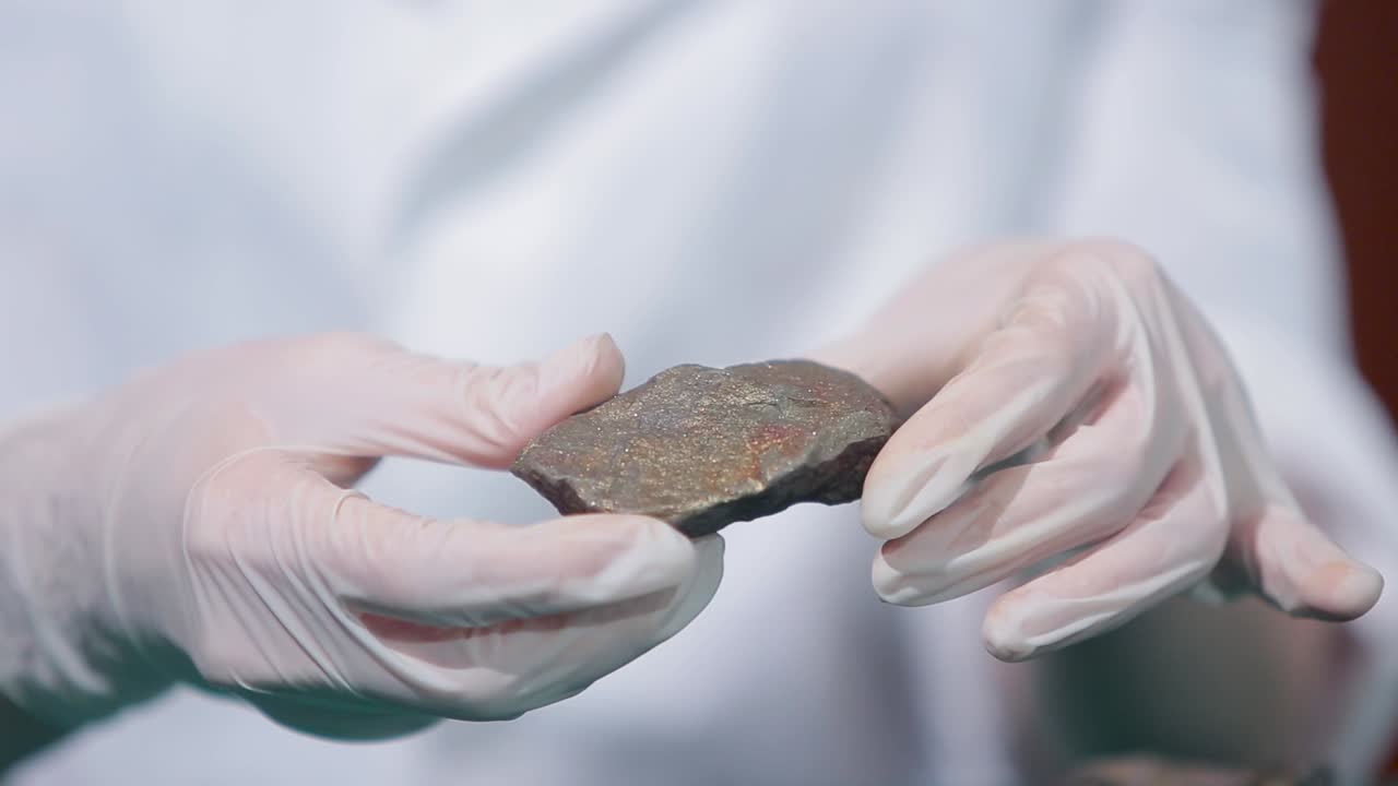 científico examinando una muestra de roca