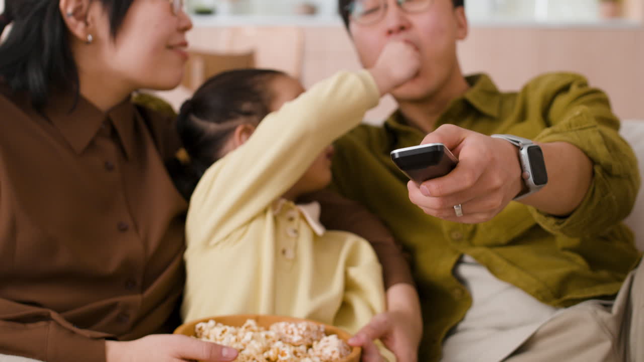 집에서 영화를 보는 가족