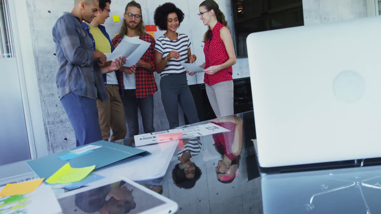 colegas discutiendo sobre los documentos 4k