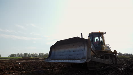un bulldozer trabajando en un sitio de construcción