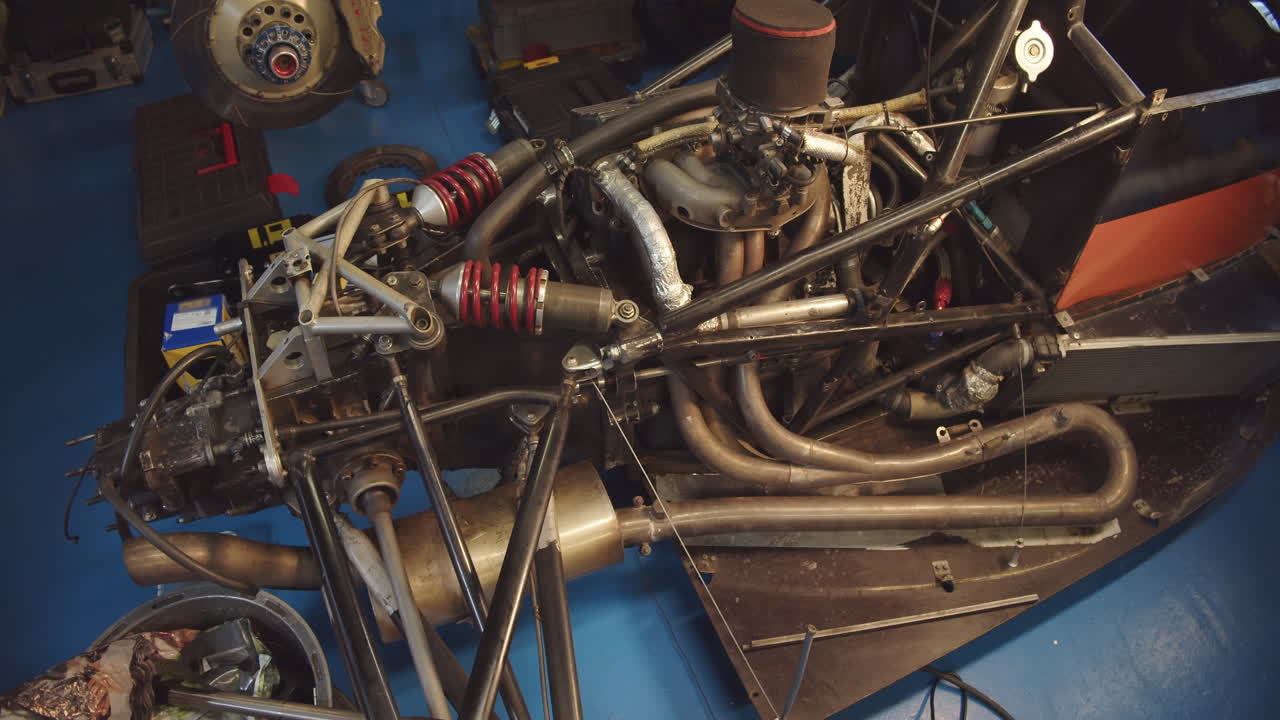 motor, sistema de escape y suspensión