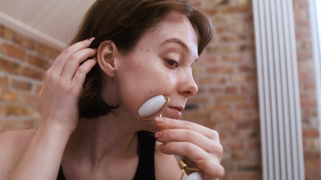 mujer en el dormitorio