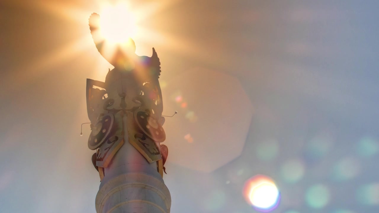 Sole che passa sopra il monumento Stele Kazakh Eli con l'uccello Samruk, timelapse. Bagliore solare. Città di Nur-Sultan, Kazakistan.