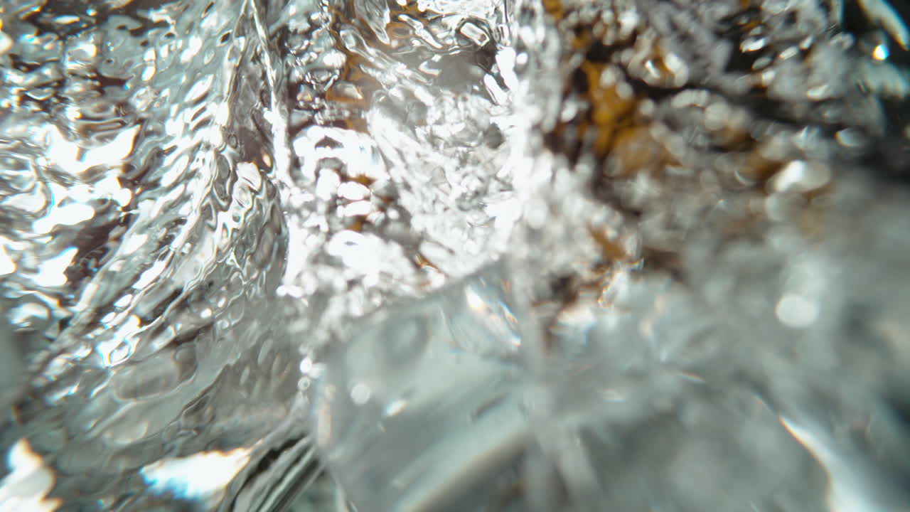 물 속 에 어지는 얼음 어리