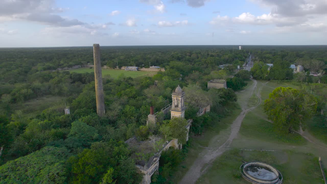 toma orbital de drones de la hacienda abandonada de uayalcoh en yucatán