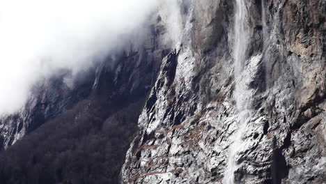 las cascadas de lauterbrunnen se maravillan con la toma panorámica de suiza