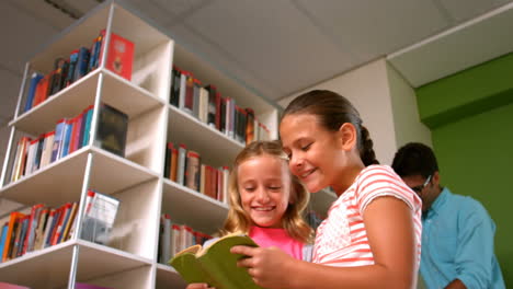 niños leyendo libros en la biblioteca