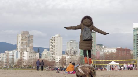 Varias-Tomas-De-Drones-En-English-Bay-Cerca-Del-Centro-De-Vancouver,-Bc-Durante-El-Evento-Polar-Bear-2019