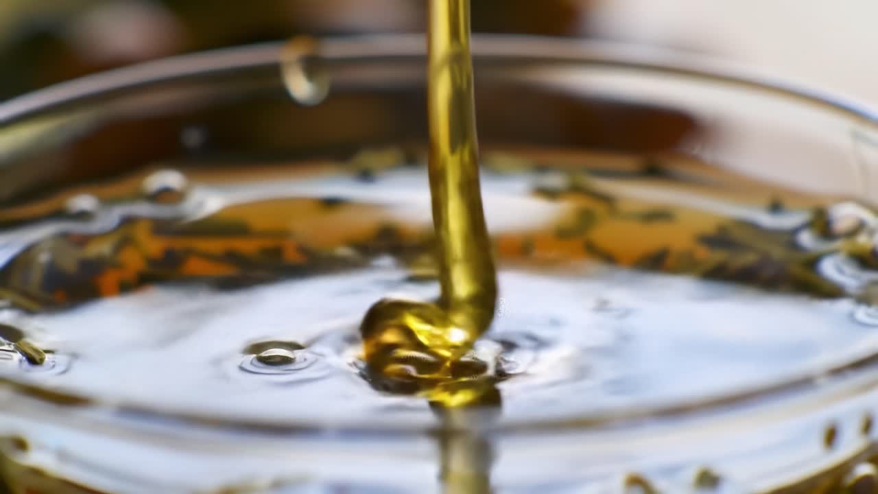 유리 컵 에 차 를 부는 것