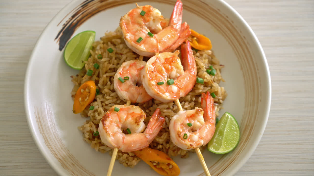 arroz frito con gambas o brochetas de langostinos