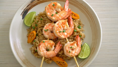 arroz frito con gambas o brochetas de gambas