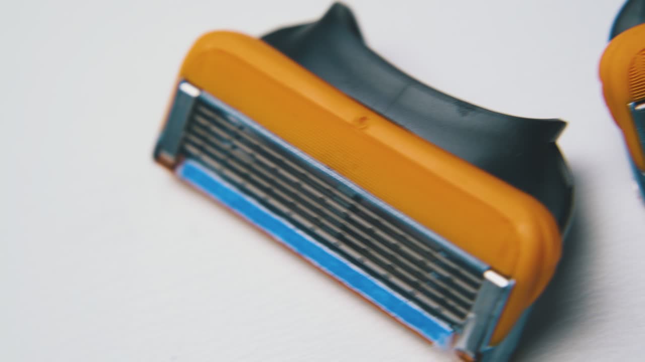 un conjunto de casetes para hombres de afeitar se encuentra sobre un fondo blanco