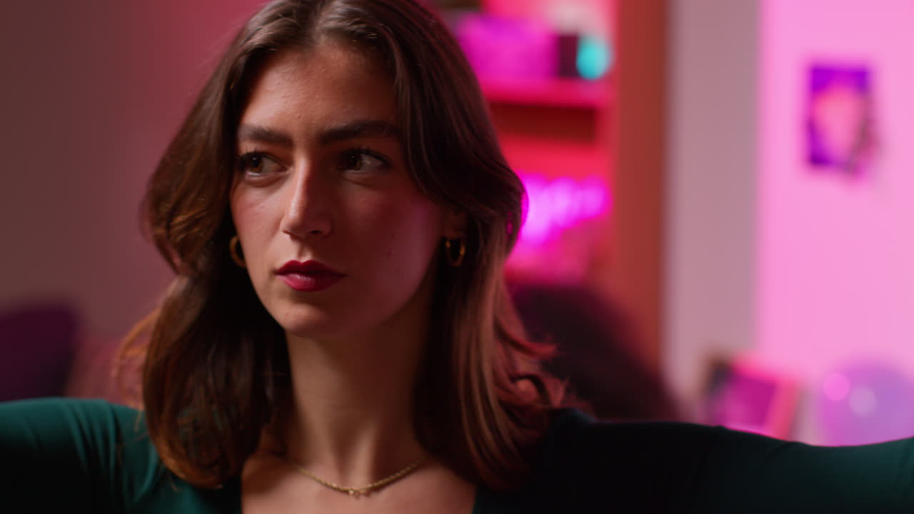 молодые женщины гуляют в комнате.