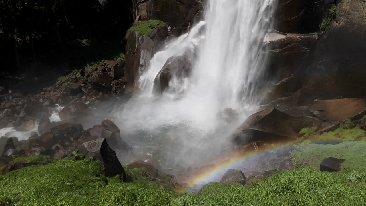 el bucle del arco iris de las cataratas de primavera