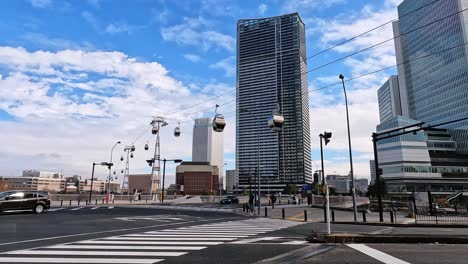 Yokohama,-Japón:-Transporte-En-Teleférico-Sobre-Una-Intersección-Muy-Transitada